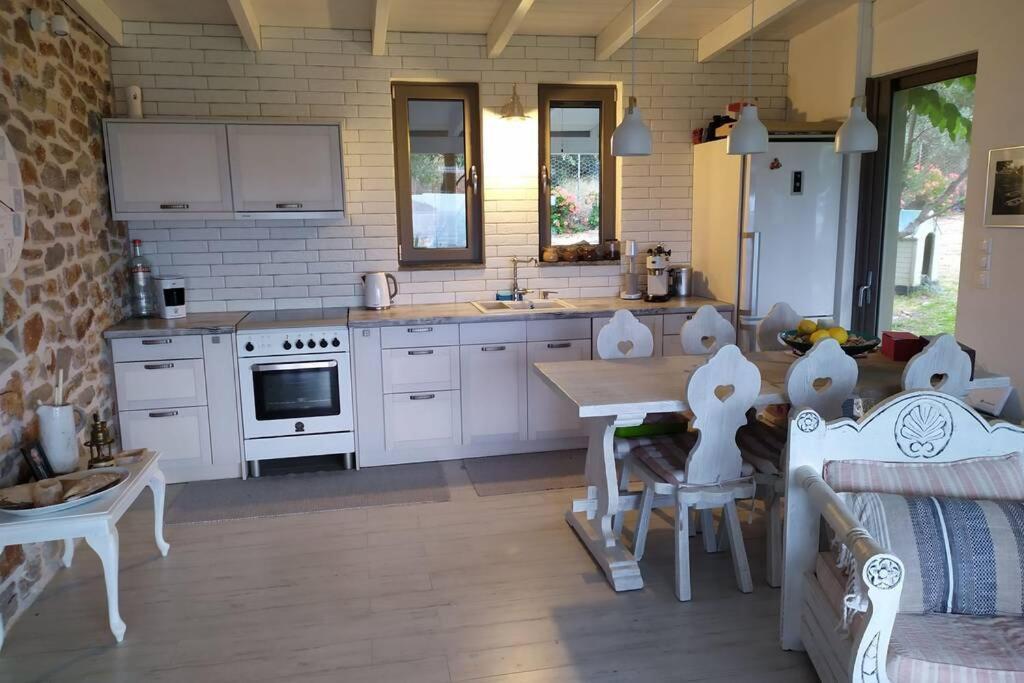 Klovino Beach House Douvia Esterno foto